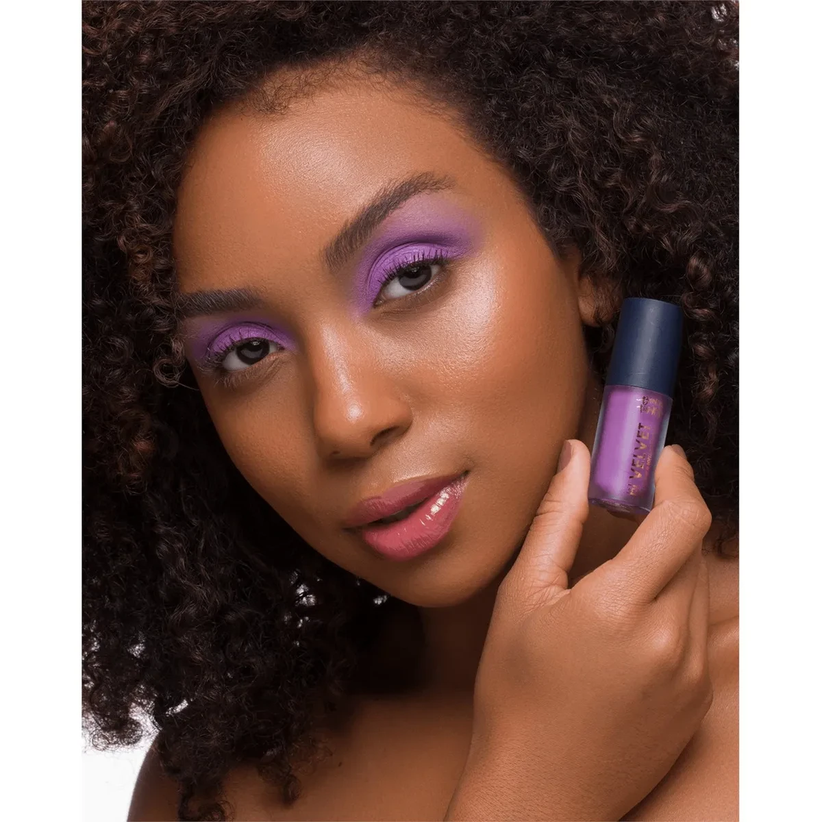Bt-Velvet-2x1-Bruna-Tavares-Sombra-E-Primer-Cor-Violet4.webp