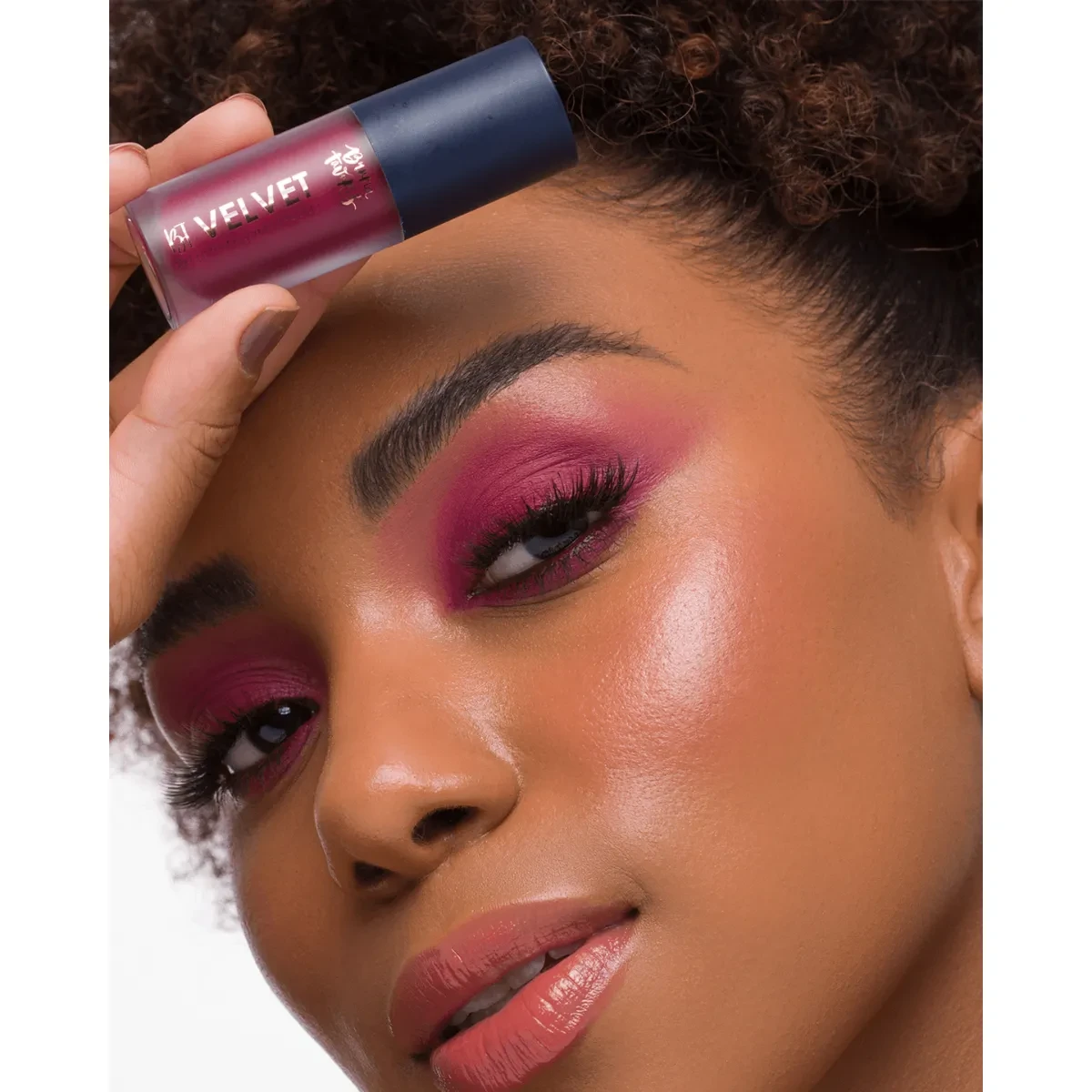 Bt-Velvet-2x1-Sombra-Liquida-Primer-Bruna-Tavares-Cor-Cherry4.webp