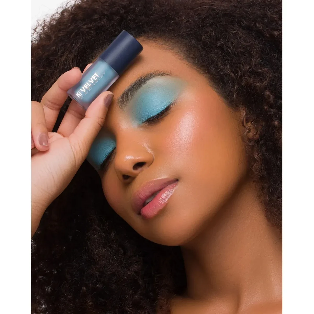 Bt-Velvet-2x1-Sombra-Liquida-Primer-Bruna-Tavares-Cor-Mint-Blue4.webp