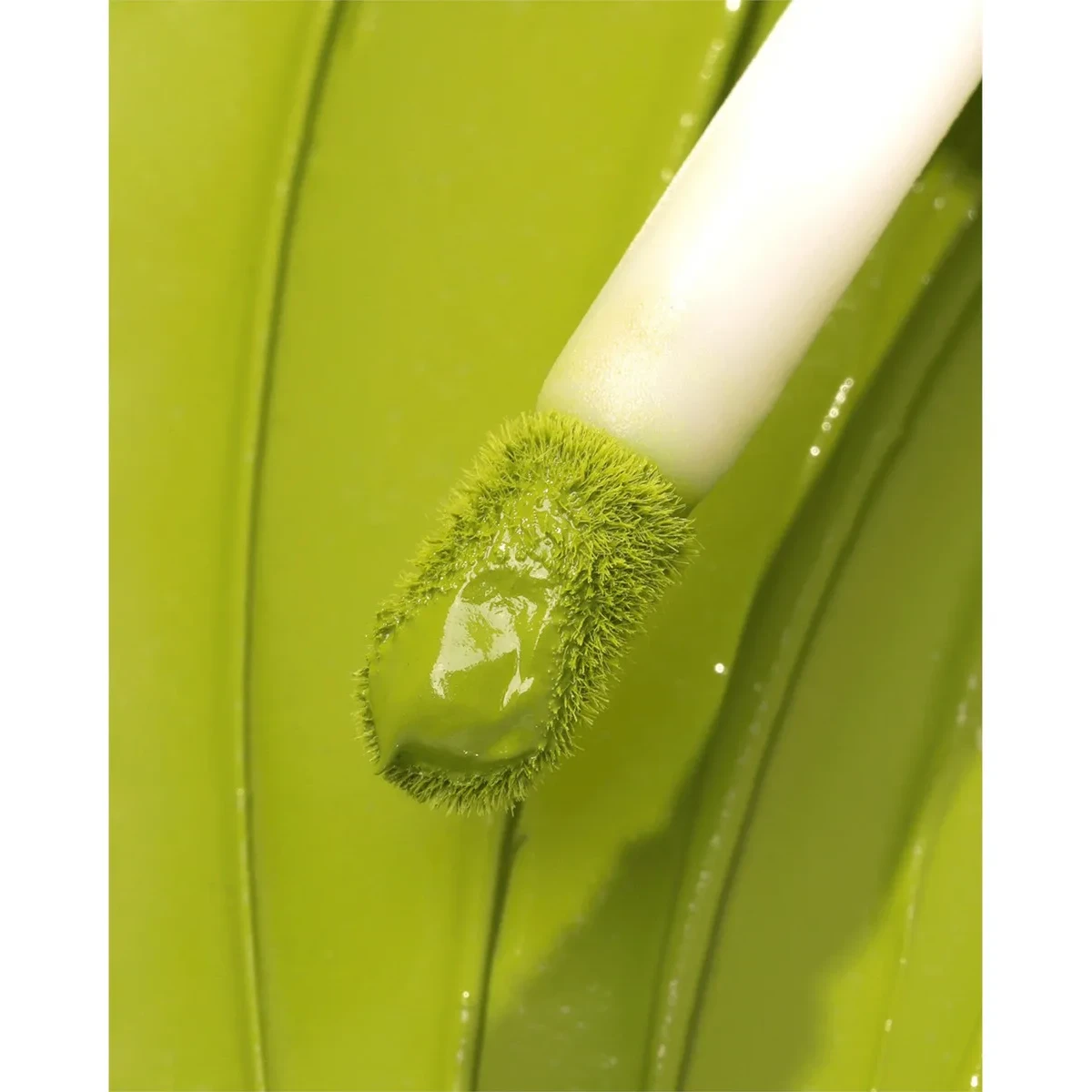 Sombra-Liquida-Primer-Velvet-2x1-Cor-Pistachio-Bruna-Tavares2.webp