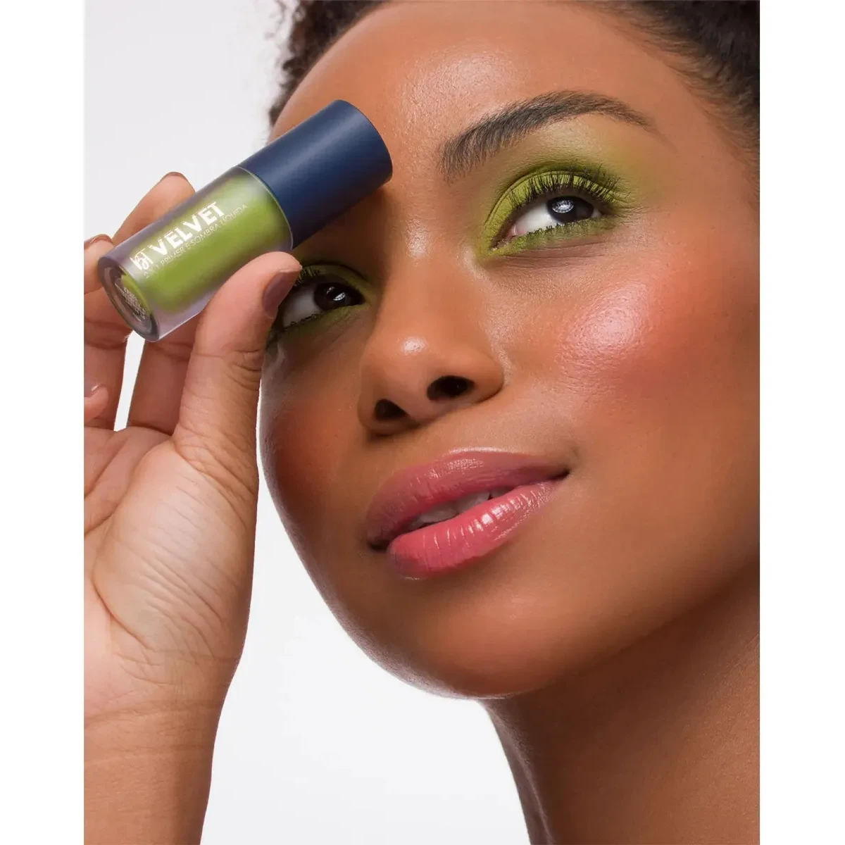 Sombra-Liquida-Primer-Velvet-2x1-Cor-Pistachio-Bruna-Tavares3.webp